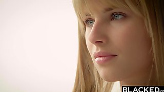 Негр склонил к аналу деловую барышню и поимел ее на кровати после работы
