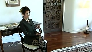 Два негра шпилят в пилотку зрелую бабенку в черных чулках и очках