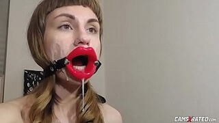 Замужняя хуеглотка со спермой на щеках показывает рабочий рот